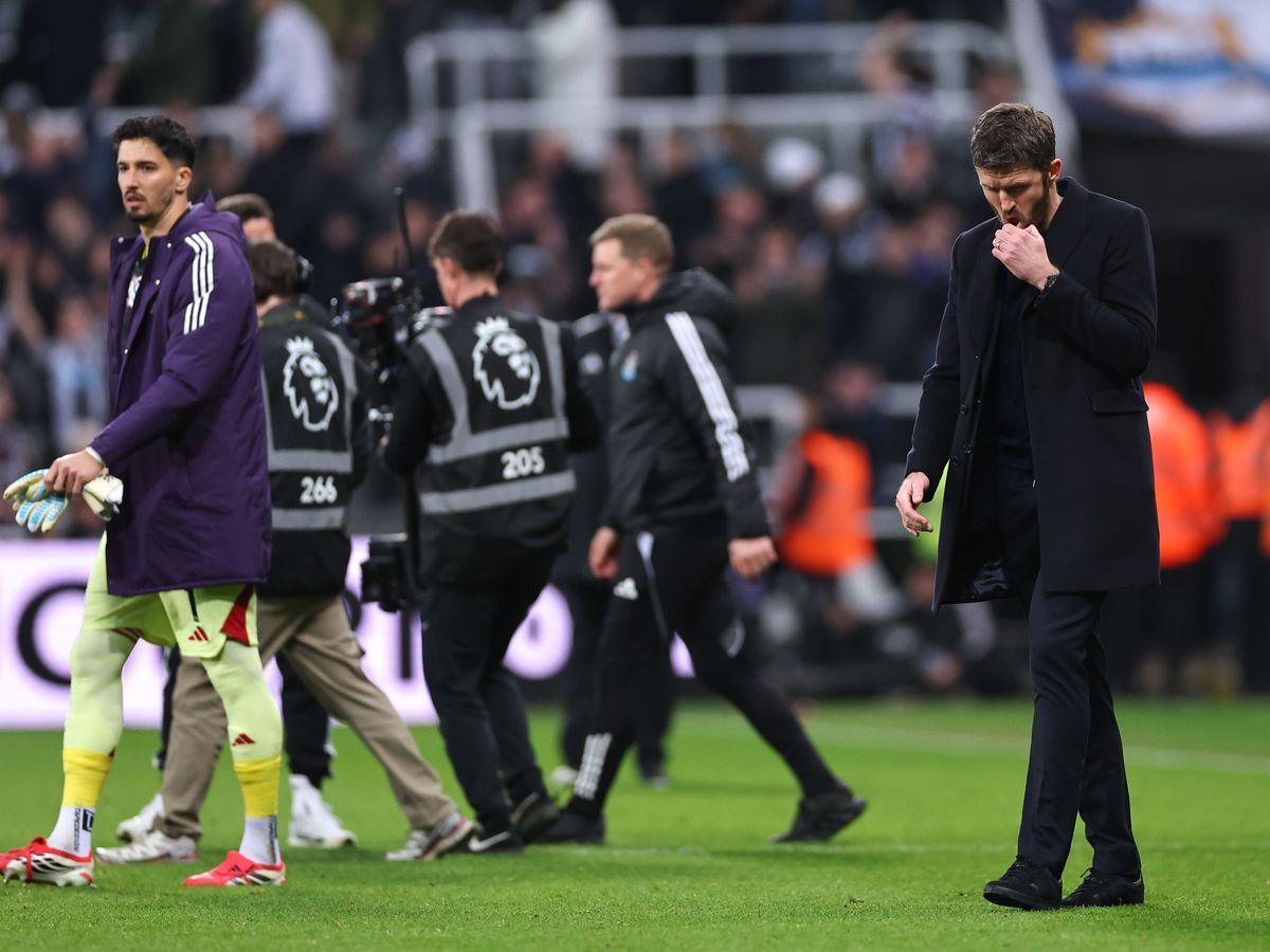 雷速官网-不装了！卡里克发飙，赛后举动说明一切：曼联球员让他失望透顶